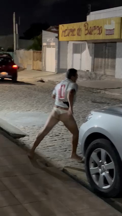 Torcedor do Vasco desfila de calcinha e viraliza na internet